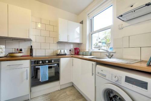 Apartamento Beach Hideaway With Free Private Parking Space