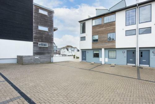 No.1 Quay Court