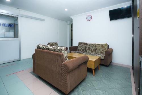 Hotel Oyo 90220 River Inn
