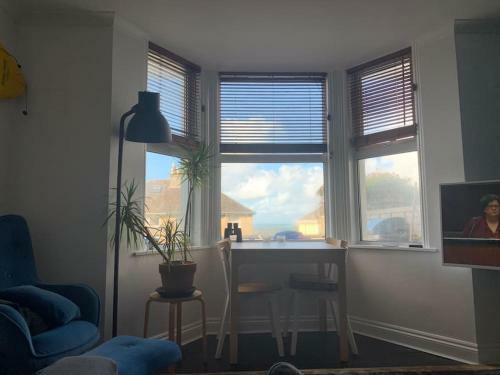 Apartamento Sea Views With Large Deck, 2 Mins From Beach/town