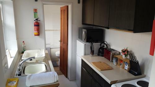 Apartamento Stylish Living With Considered Workspace