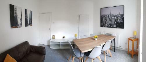 Apartamento Stylish Living With Considered Workspace