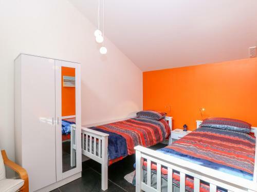 3 Frazers Court