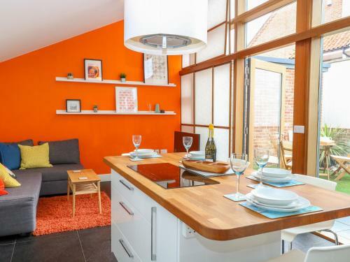 3 Frazers Court