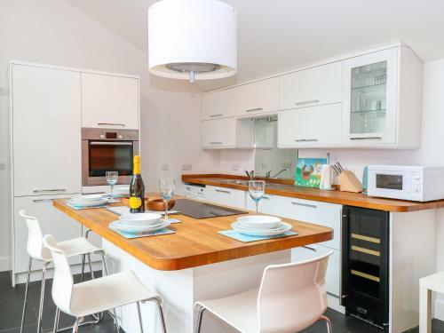 3 Frazers Court