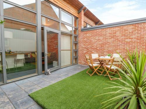 3 Frazers Court