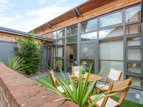 3 Frazers Court