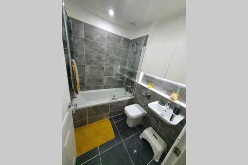 Entire Apartment! 2 Double Beds, Sleeps Upto 4