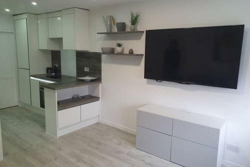Entire Apartment! 2 Double Beds, Sleeps Upto 4