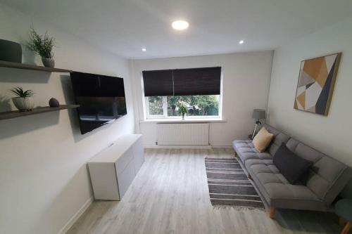 Entire Apartment! 2 Double Beds, Sleeps Upto 4