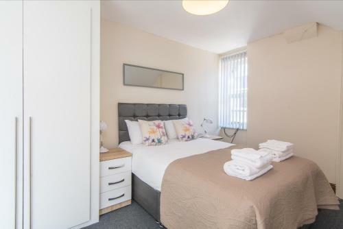 Lovely, Spacious & Inviting 5bed House W/ Parking - Redcliffe House
