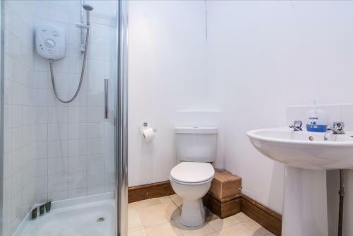 Lovely, Spacious & Inviting 5bed House W/ Parking - Redcliffe House