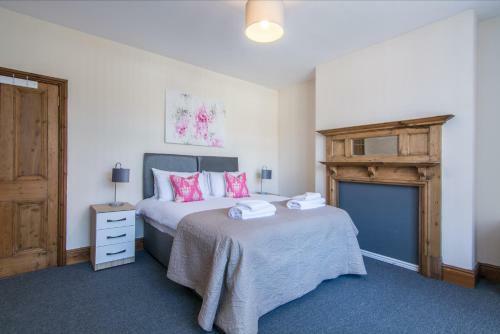 Lovely, Spacious & Inviting 5bed House W/ Parking - Redcliffe House