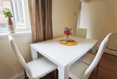 Great House Available For Guests And Contractors Parking And Wifi