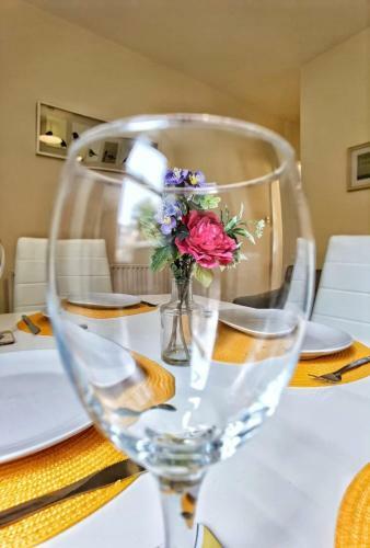 Great House Available For Guests And Contractors Parking And Wifi