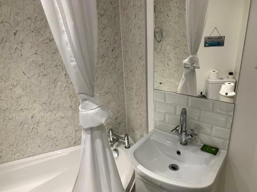 Perfect, Stunning And Work Friendly 5bed Apartment With Parking At Hyson Green