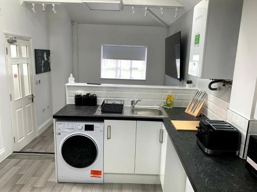 Perfect, Stunning And Work Friendly 5bed Apartment With Parking At Hyson Green