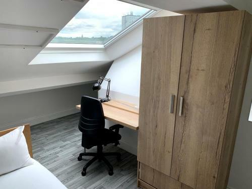 Perfect, Stunning And Work Friendly 5bed Apartment With Parking At Hyson Green