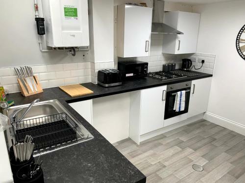 Perfect, Stunning And Work Friendly 5bed Apartment With Parking At Hyson Green