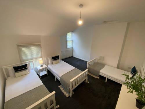 Central Entire House - Sleeps 12!