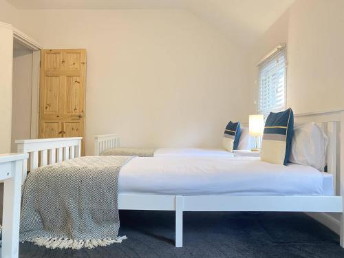 Central Entire House - Sleeps 12!