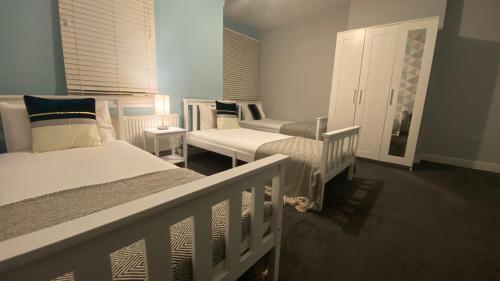 Central Entire House - Sleeps 12!