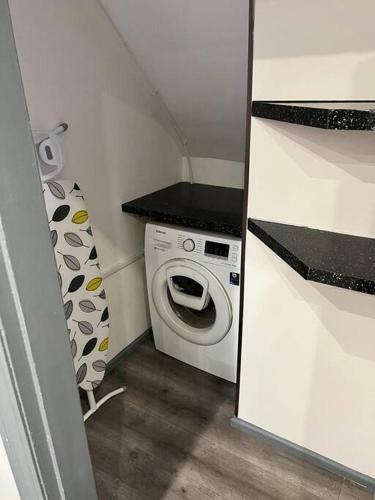 Apartamento A Modern And Homely 4 Br House, Free Parking!