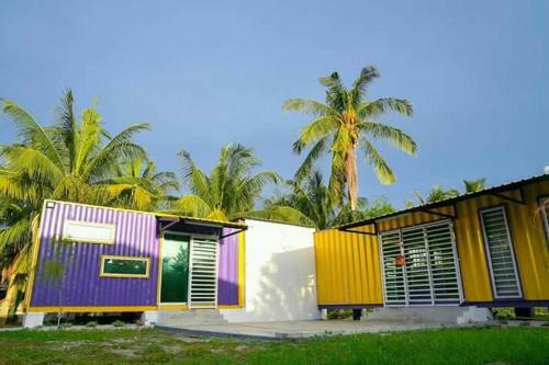 Lodge Yellow Cube Roomstay Kontena