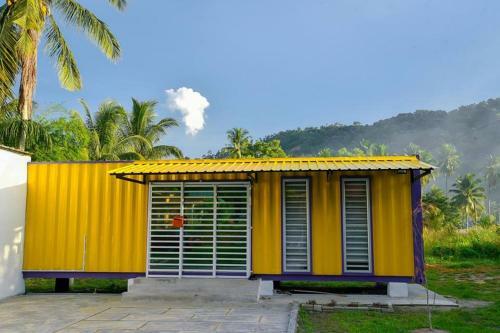 Lodge Yellow Cube Roomstay Kontena