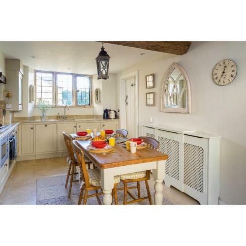 Lovedays Cottage, 16th Century Home In Painswick