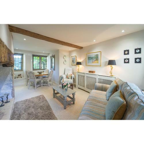Lovedays Cottage, 16th Century Home In Painswick