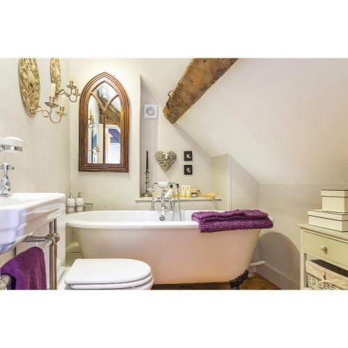 Lovedays Cottage, 16th Century Home In Painswick
