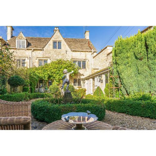 Lovedays Cottage, 16th Century Home In Painswick