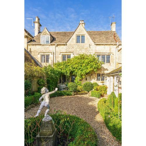 Lovedays Cottage, 16th Century Home In Painswick