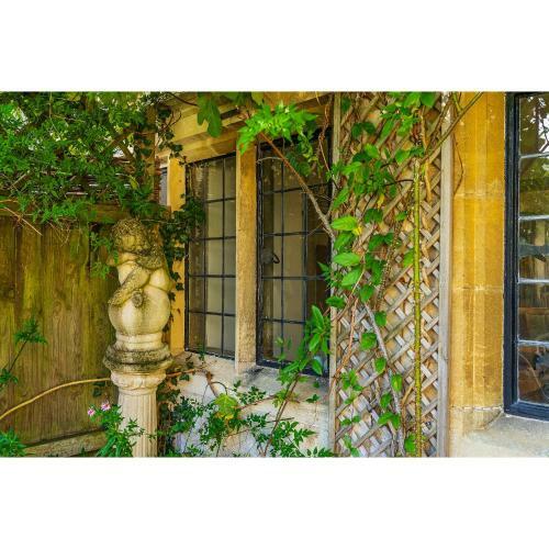 Lovedays Cottage, 16th Century Home In Painswick
