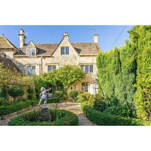 Lovedays Cottage, 16th Century Home In Painswick