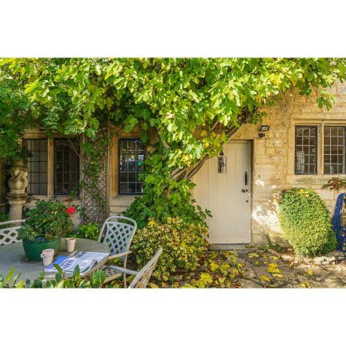 Lovedays Cottage, 16th Century Home In Painswick