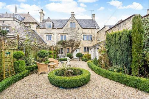Lovedays Cottage, 16th Century Home In Painswick
