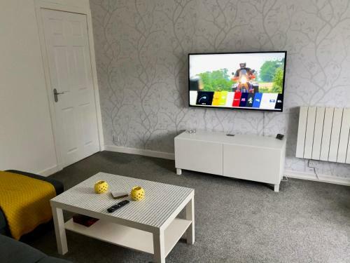 Paisley Central Apartment #4
