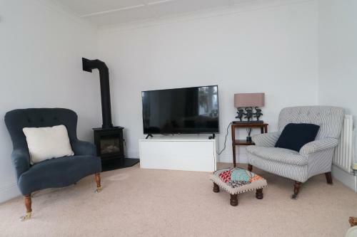 Spacious & Modern Beach House, 100m To Beach