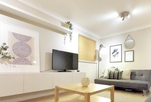 Central Spacious & Stylish Apartment With Free Parking