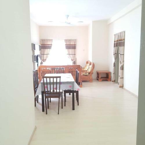 Oyo Home 90354 Camlodge Royal Lily