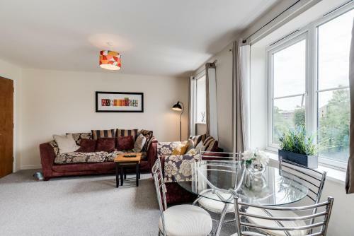 Modern 2 Bedroom Apartment In Popular Jericho !!!