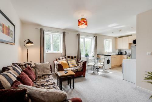 Modern 2 Bedroom Apartment In Popular Jericho !!!