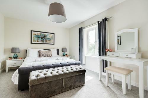 Modern 2 Bedroom Apartment In Popular Jericho !!!
