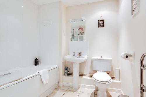 Modern 2 Bedroom Apartment In Popular Jericho !!!