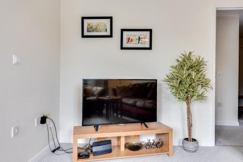 Modern 2 Bedroom Apartment In Popular Jericho !!!