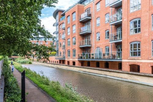 Modern 2 Bedroom Apartment In Popular Jericho !!!