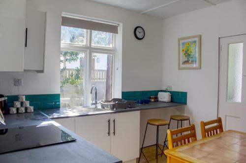 Perranporth Bungalow 2mins Walk To Beach!