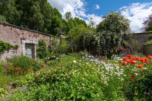 Gardeners Cottage - Walled Garden Retreat